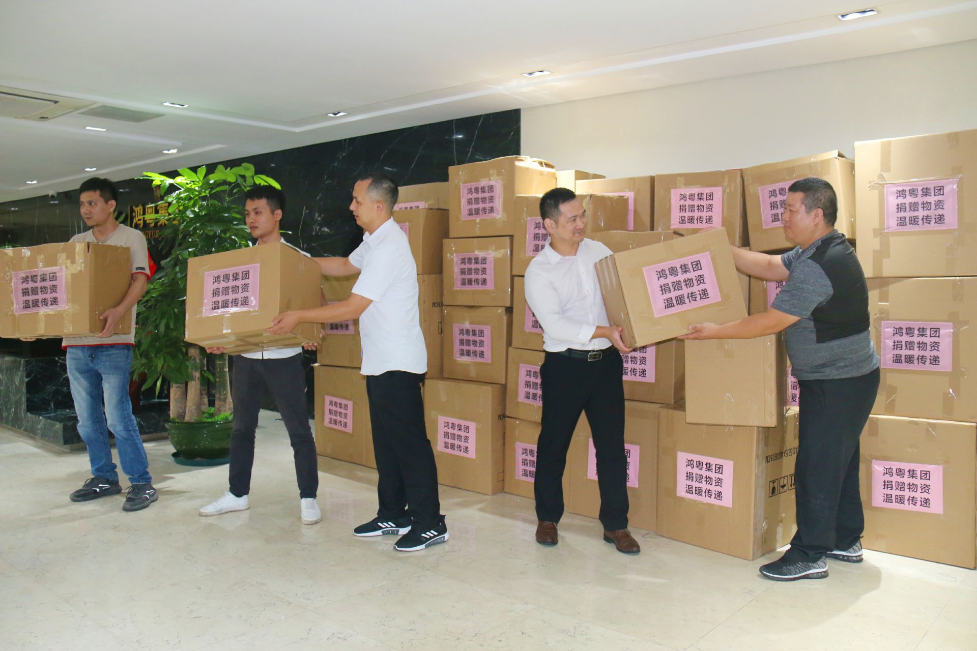 宁波贤宇美术教育培训有限公司公益回顾丨家国同欢月同圆 温暖满载甘孜州(图2) 宁波贤宇美术教育培训有限公司公益回顾丨家国同欢月同圆 温暖满载甘孜州(图2)