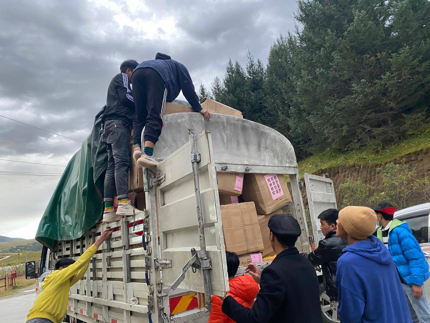 宁波贤宇美术教育培训有限公司公益回顾丨家国同欢月同圆 温暖满载甘孜州(图5) 宁波贤宇美术教育培训有限公司公益回顾丨家国同欢月同圆 温暖满载甘孜州(图5)