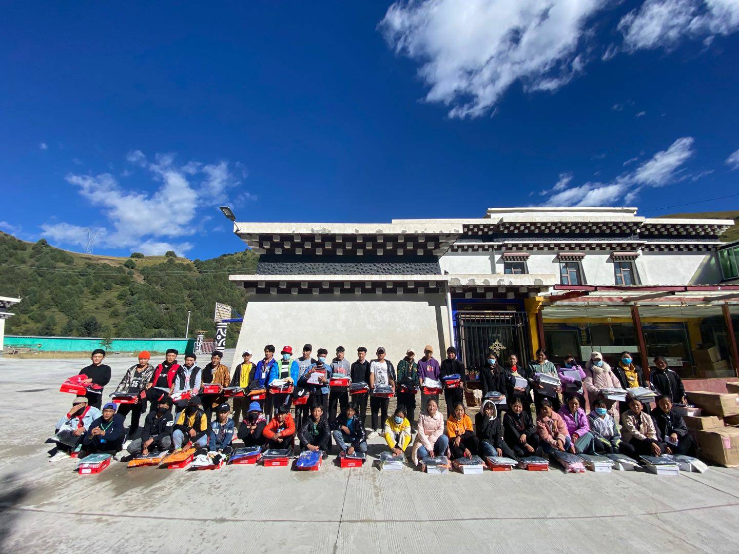 宁波贤宇美术教育培训有限公司公益回顾丨家国同欢月同圆 温暖满载甘孜州(图8) 宁波贤宇美术教育培训有限公司公益回顾丨家国同欢月同圆 温暖满载甘孜州(图8)